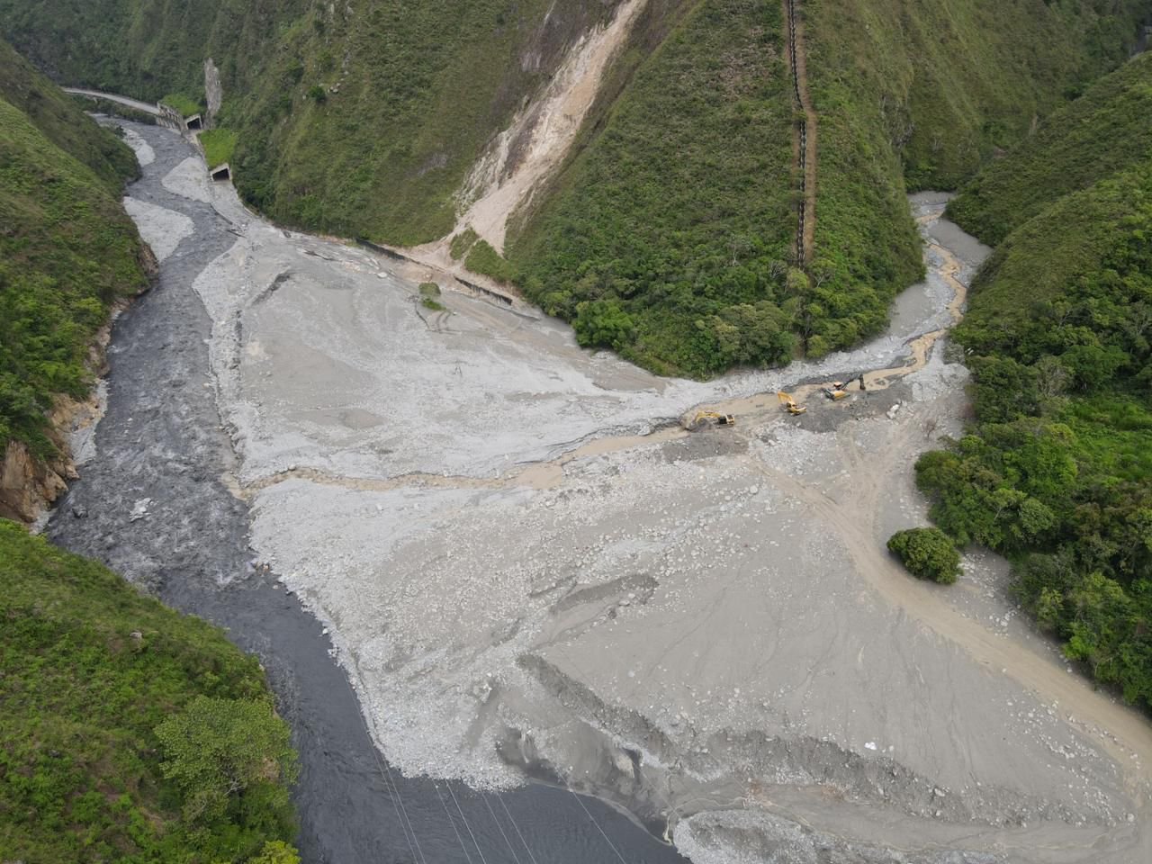 La desembocadura de la quebrada Estaquecá en el río Negro y el acceso a los túneles falsos a la altura del K46+700.