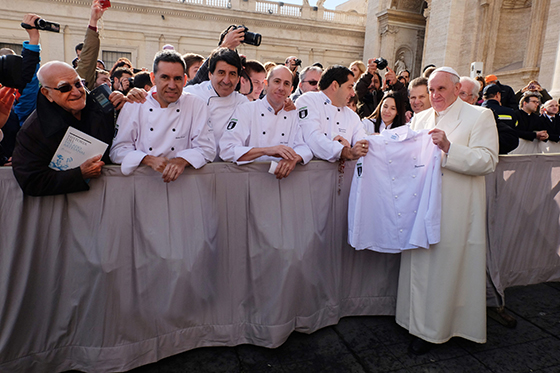 VAT01. CIUDAD DEL VATICANO (VATICANO), 17/01/2014.- Fotografía cedida por la Asociación Fabricantes Artesanales de Helados y Afines (Afadhya) hoy, viernes 17 de enero de 2014, donde aparece el papa Francisco mientras recibe una camiseta de la delegación argentina de heladeros que se clasificó para la "Coppa del Mondo della Gelateria 2014". El papa recibió hoy un helado de sabor "Francisco", un homenaje que le entregó la "selección" argentina de fabricantes de helados que se dirige a la Copa del Mundo de la heladería en la ciudad italiana de Rimini, este fin de semana, informó esta colectividad en un comunicado. EFE/Cortesía Afadhya/SOLO USO EDITORIAL