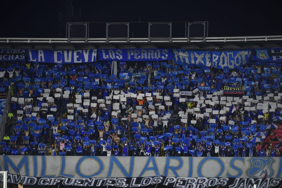 Así estaba el marco en la tribuna con la hinchada de Millonarios antes del pitido inicial del partido.