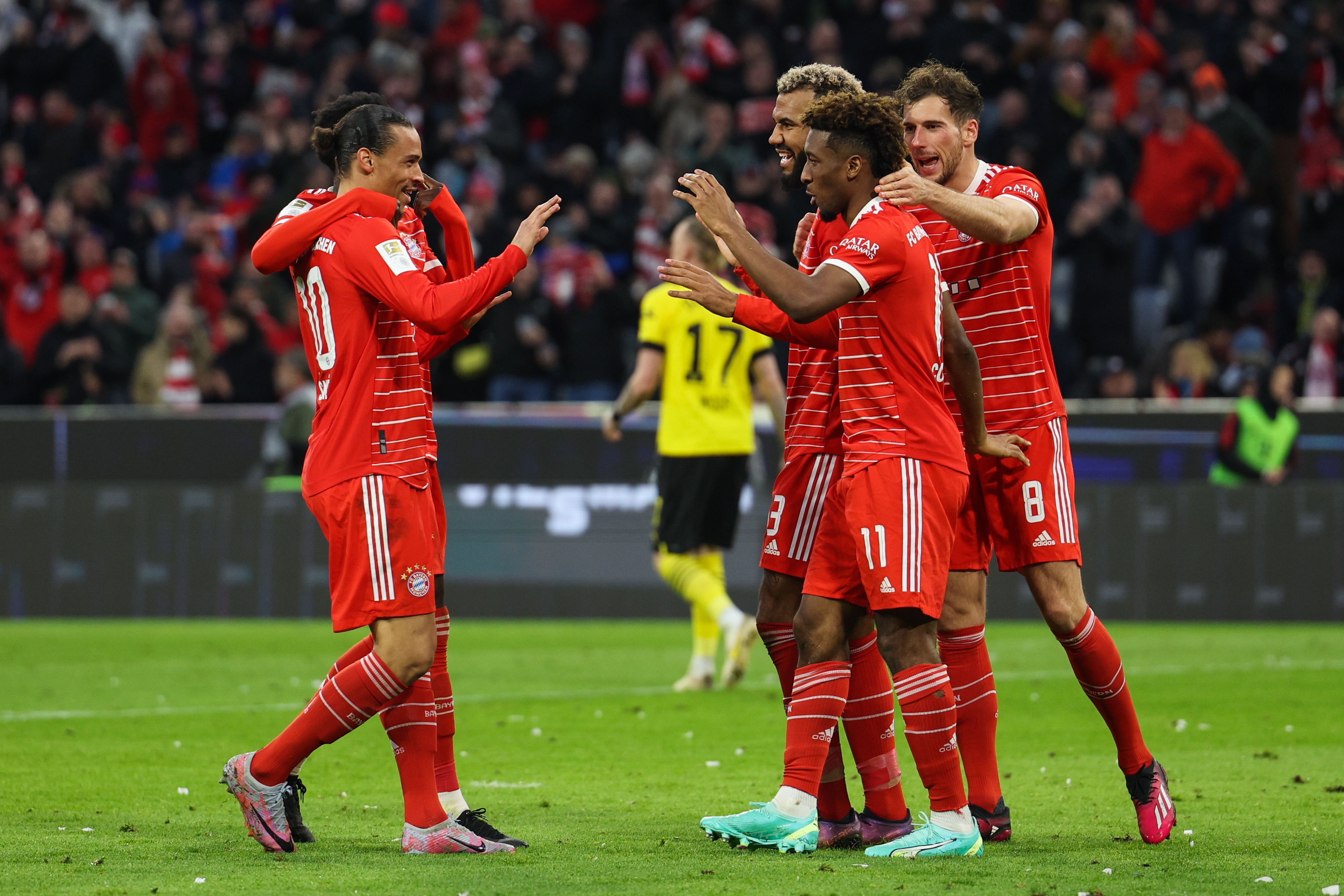 Munich (Germany), 01/04/2023.- Munich's Kingsley Coman (2R) celebrates with teammates after scoring a goal during the German Bundesliga soccer match between FC Bayern Munich and Borussia Dortmund in Munich, Germany, 01 April 2023. (Alemania, Rusia) EFE/EPA/ANNA SZILAGYI CONDITIONS - ATTENTION: The DFL regulations prohibit any use of photographs as image sequences and/or quasi-video.