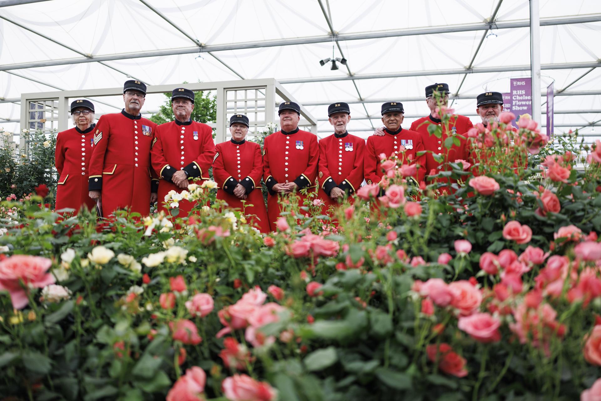 LONDON (United Kingdom), 19/05/2025.- Chelsea pensioners pose with a garden featuring Catherine's Rose, a rose that has been named after Britain's Catherine, Princess of Wales, at the Chelsea Flower Show during the press day in London, Britain, 19 May 2025. The annual gardening exhibition runs from 20 to 24 May 2025 at the Royal Chelsea Hospital in London. (Princesa de Gales, Reino Unido, Londres) EFE/EPA/TOLGA AKMEN