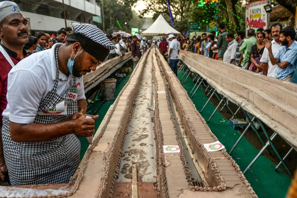 En fotos: panaderos indios hornean el pastel más largo del mundo