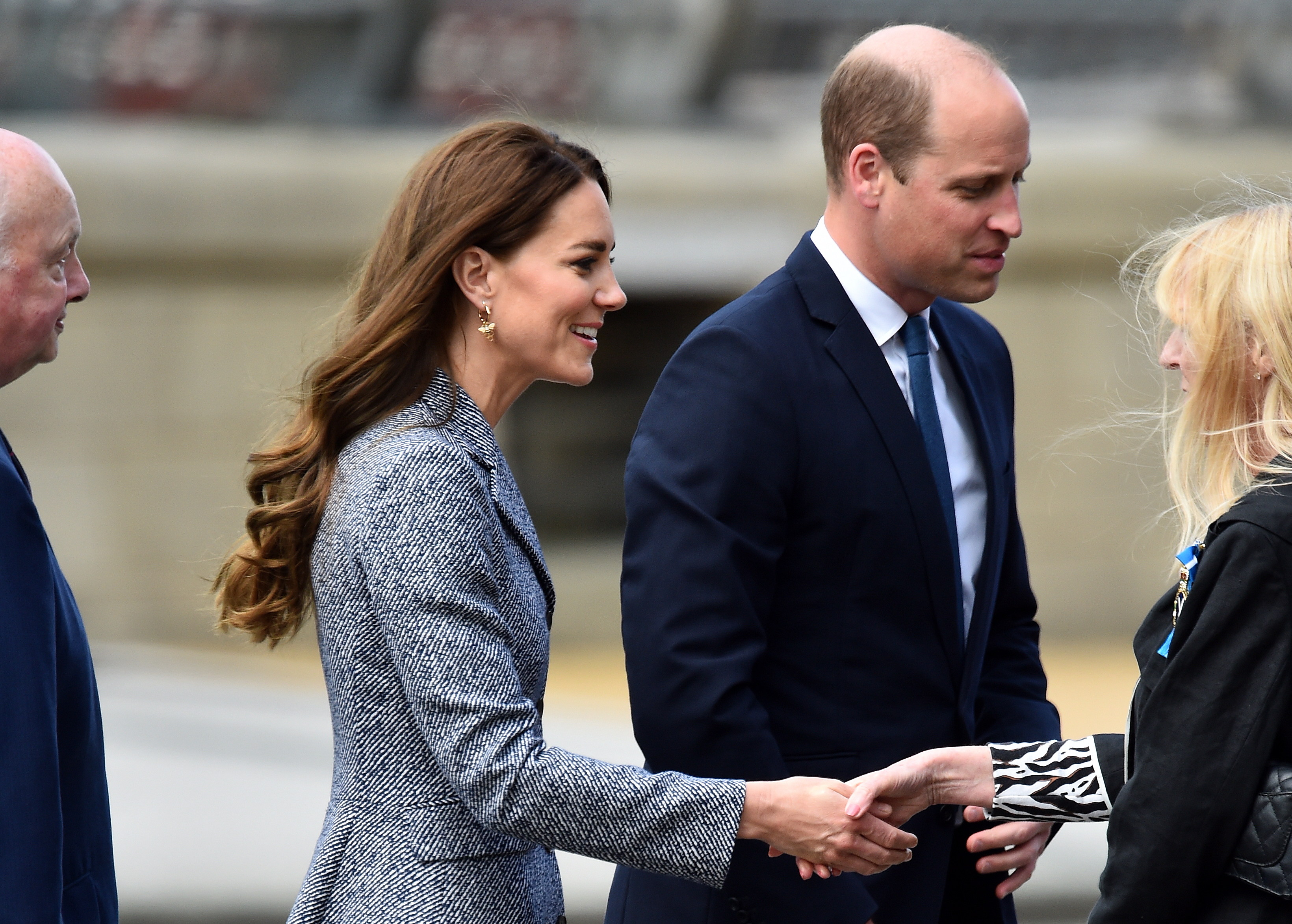 Manchester (United Kingdom), 10/05/2022.- Britain's Prince William (C-R) and Catherine (C-L), the Duke and Duchess of Cambridge arrive for the official opening of the Glade of Light Memorial in Manchester, Britain, 10 May 2022. The British royal couple attended the official opening of the memorial, a white marble 'halo' bearing the names of the 22 people who were killed in the terror attack in May 2017 at the Manchester Arena. (Atentado, Duque Duquesa Cambridge, Reino Unido) EFE/EPA/PETER POWELL