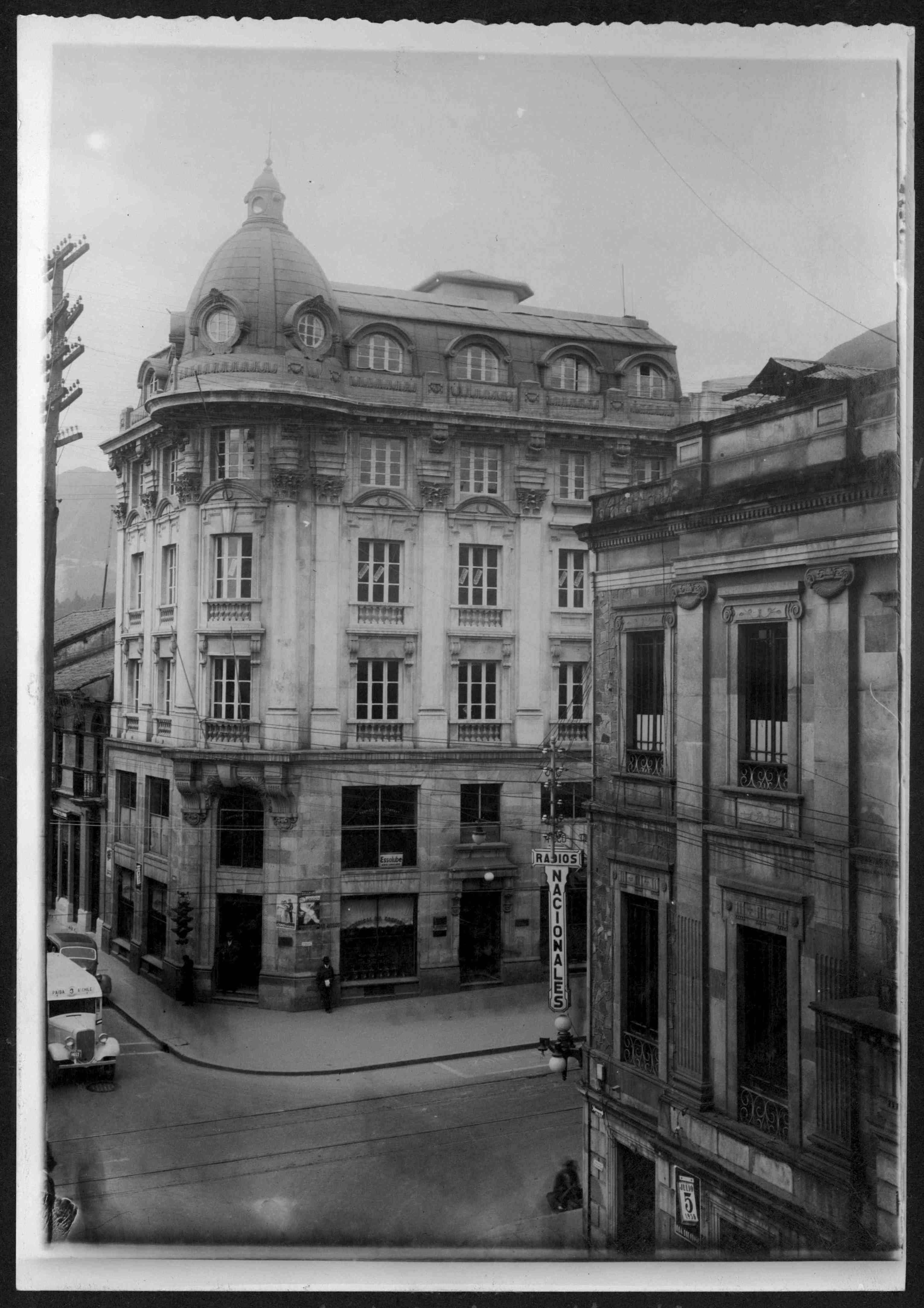 Fue iniciativa de Jesús María Matiz Hernández y fue construido en los años veinte, al lado del claustro de San Francisco, lugar que ocupa el antiguo Palacio de San Francisco, sede en una época de la Gobernación de Cundinamarca. Cra 8 con calle 15. Fondo Alberto Manrique Martín. Secretaría General Alcaldía Mayor /Archivo de Bogotá