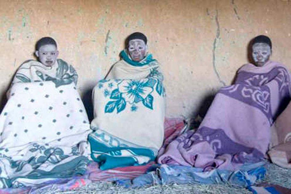 Mueren 23 jóvenes en ritos de circuncisión en Sudáfrica