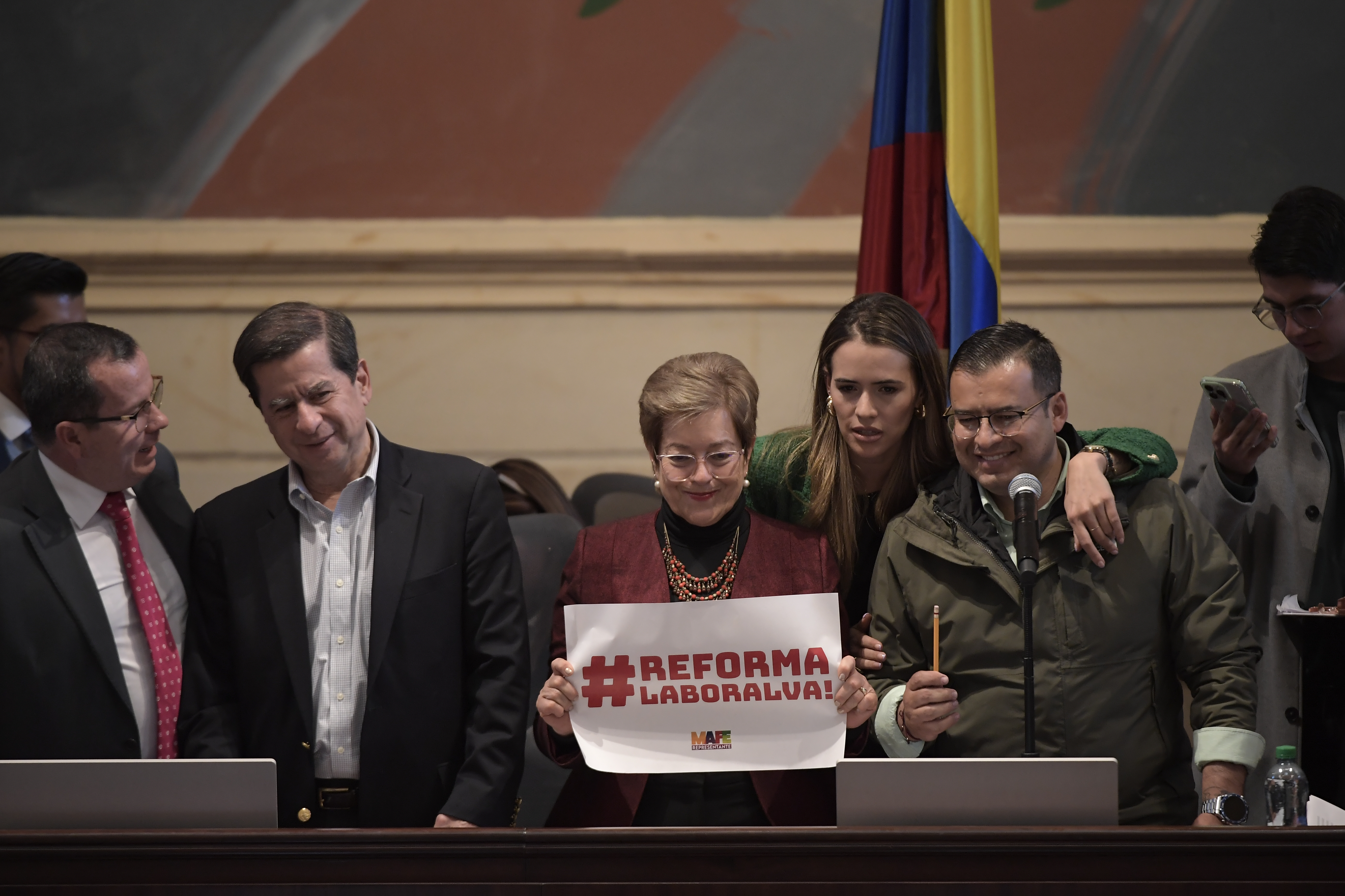 Ministro del Interior; Gloria Inés Ramirez, ministra de Trabajo; Maria Fernanda Carrascal, congresista y Jaime Raúl Salamanca, presidente de la Cámara, durante la plenaria en la Cámara de Representantes donde se aprobó con modificaciones la Reforma Laboral del gobierno (izq-der).