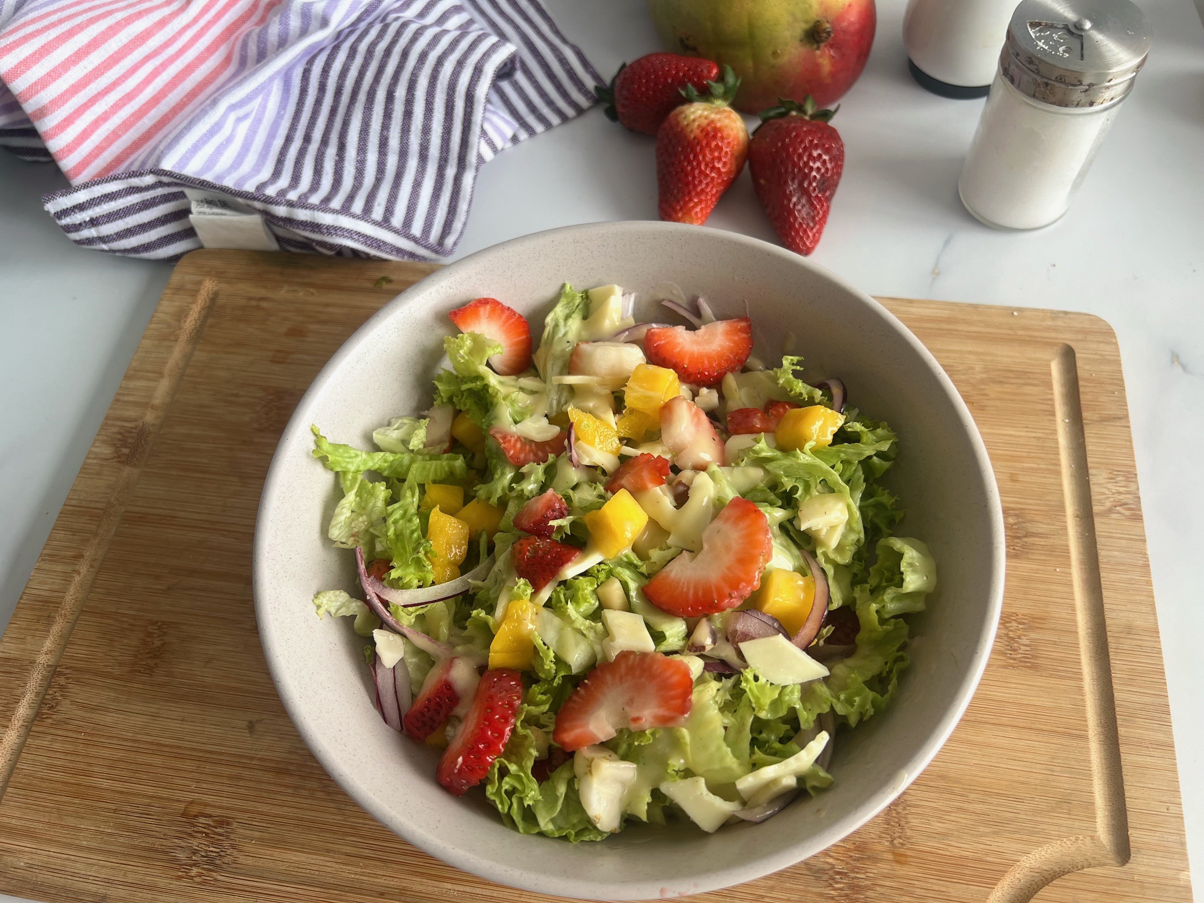 Paso a paso para preparar una ensalada tropical con yogur