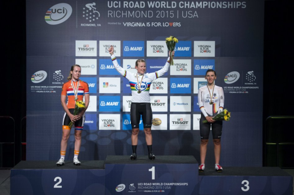  La ciclista de Nueva Zelanda Linda Melanie Villumsen (c) ganadora del oro, la holandesa ganadora de plata Anna Van Der Breggen (i) y la alemana ganadora de bronce Lisa Brennauer (d). /EFE