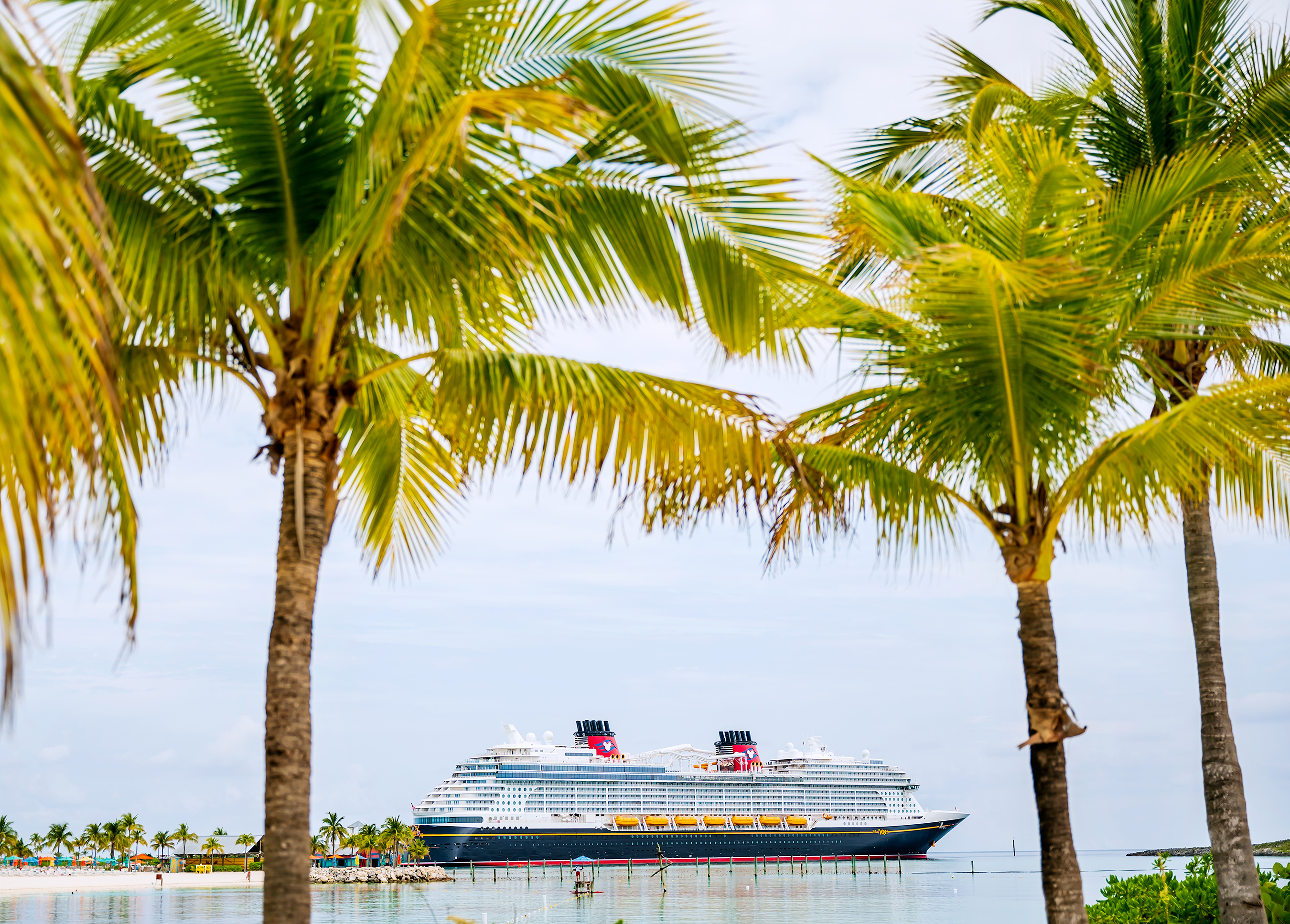 El Disney Wish navegará su temporada inaugural de cruceros de tres y cuatro noches desde su nuevo puerto base de Puerto Cañaveral, Florida. Cada navegación incluye una parada en la isla paradisíaca privada de Disney, Castaway Cay.