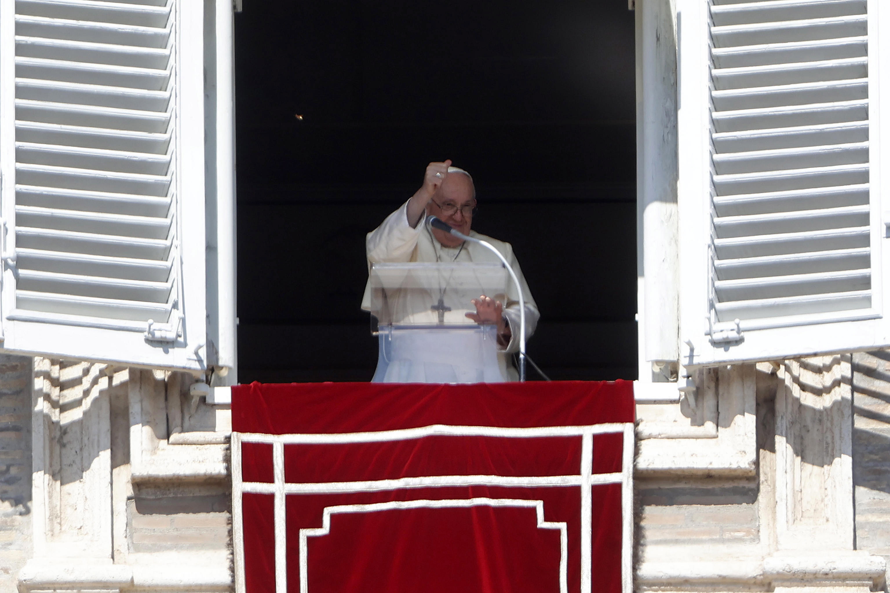 Vatican (Vatican City State (holy See)), 08/10/2023.- Pope Francis waves as he leads his Sunday Angelus prayer from the window of his office overlooking Saint Peter's Square, Vatican City, 08 October 2023. (Papa) EFE/EPA/Vincenzo Livieri
