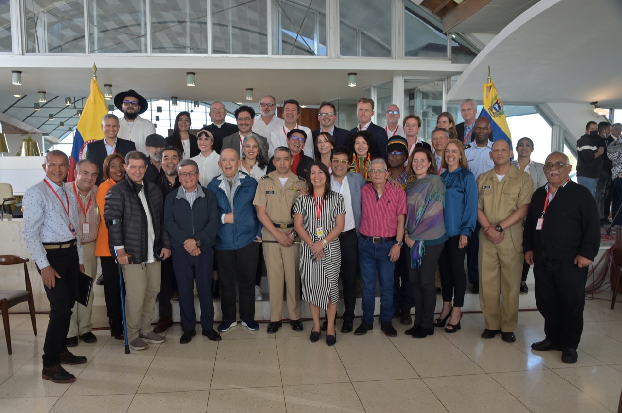 Delegaciones de negociación del Gobierno y del Eln juntas en Caracas.