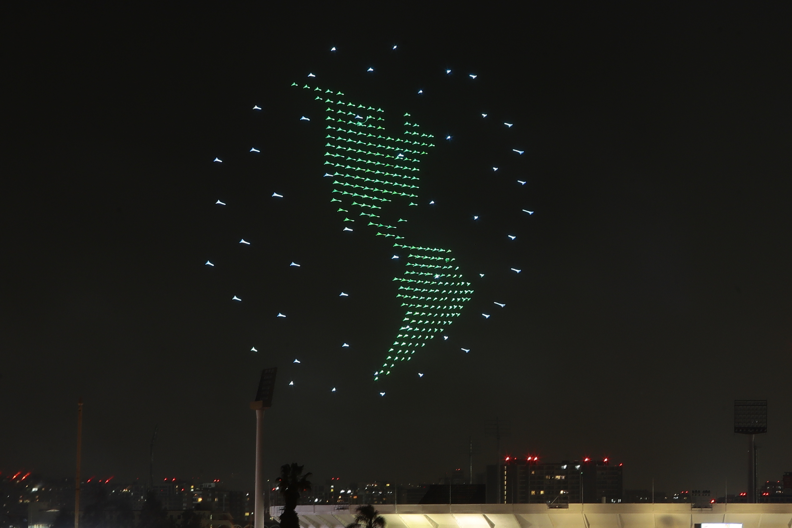 AMDEP959. SANTIAGO (CHILE), 20/10/2023.- Un grupo de drones forma una figura en la inauguración de los Juegos Panamericanos 2023 hoy, en el estadio Nacional en Santiago (Chile). EFE/ Osvaldo Villarroel