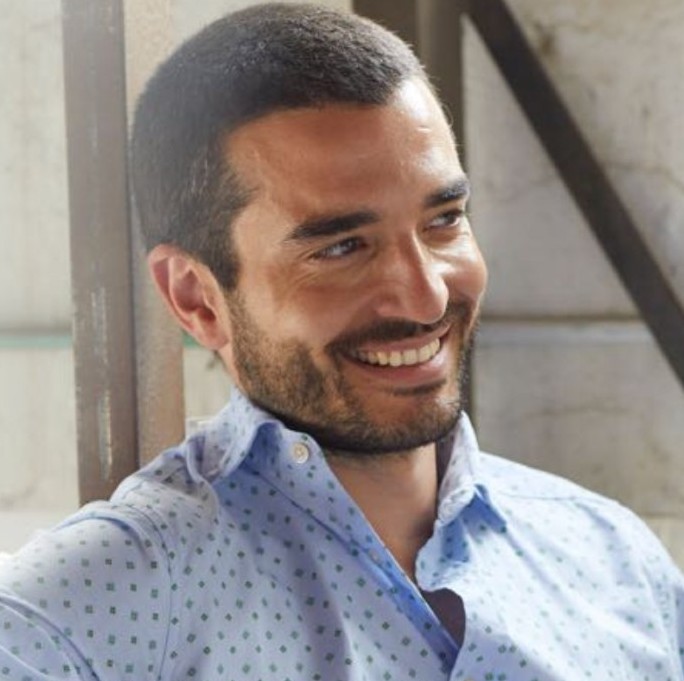 El fisiólogo español Borja Muñiz Pardos, sonriente y de camisa azul.