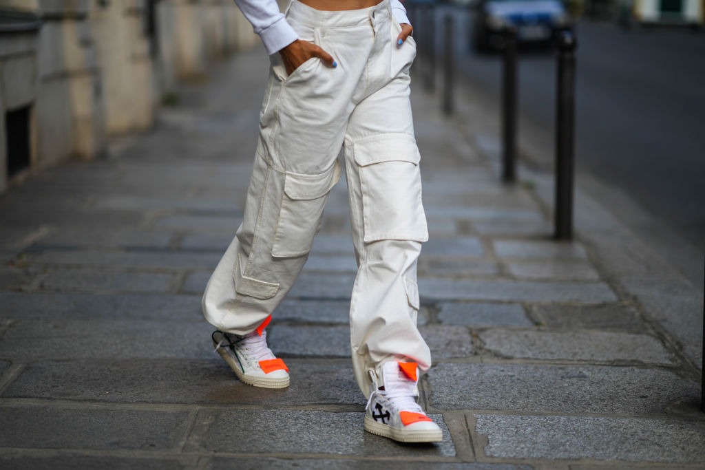 Pantalones cargo, la tendencia del momento que une a mujeres y hombres
