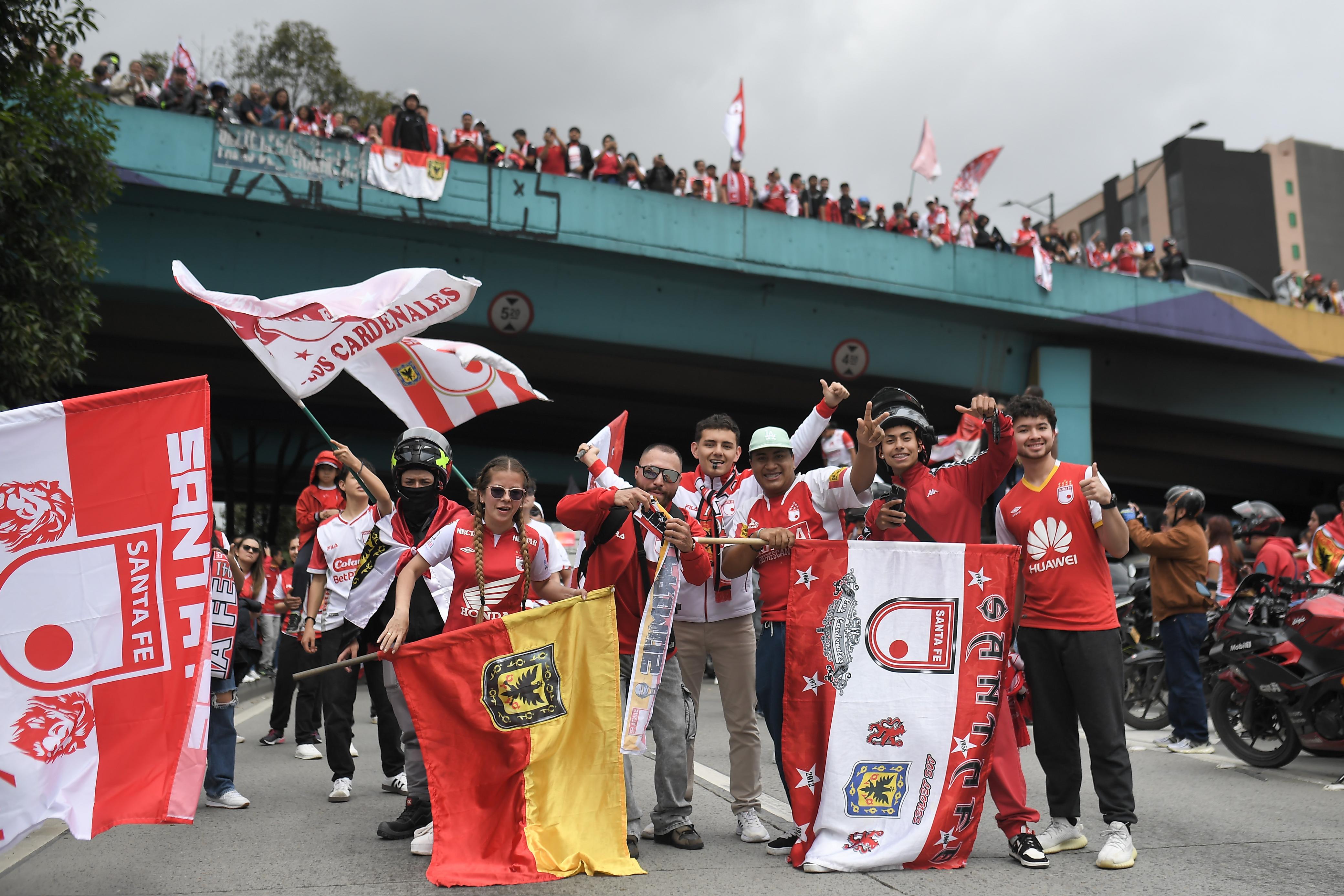Las calles de Bogotá se desbordaron para festejar el título de Independiente Santa Fe, que le ganó el domingo al DIM y celebró el décimo título de su historia. Así fue la fiesta de la caravana.