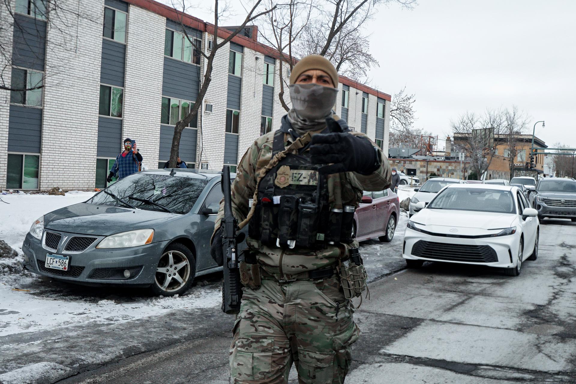 MINNEAPOLIS (United States), 11/01/2026.- A person (L) blows a whistle to alert neighbors of US Customs and Border Protection agents' presence in a residential area in Minneapolis, Minnesota, USA, 11 January 2026. As part of a federal immigration crackdown involving over 2,000 agents from Border Patrol, Immigration and Customs Enforcement (ICE), and Homeland Security Investigations (HSI), an ICE officer fatally shot US citizen Renee Nicole Good in her vehicle during an operation in South Minneapolis on 07 January 2026. EFE/EPA/OLGA FEDOROVA
