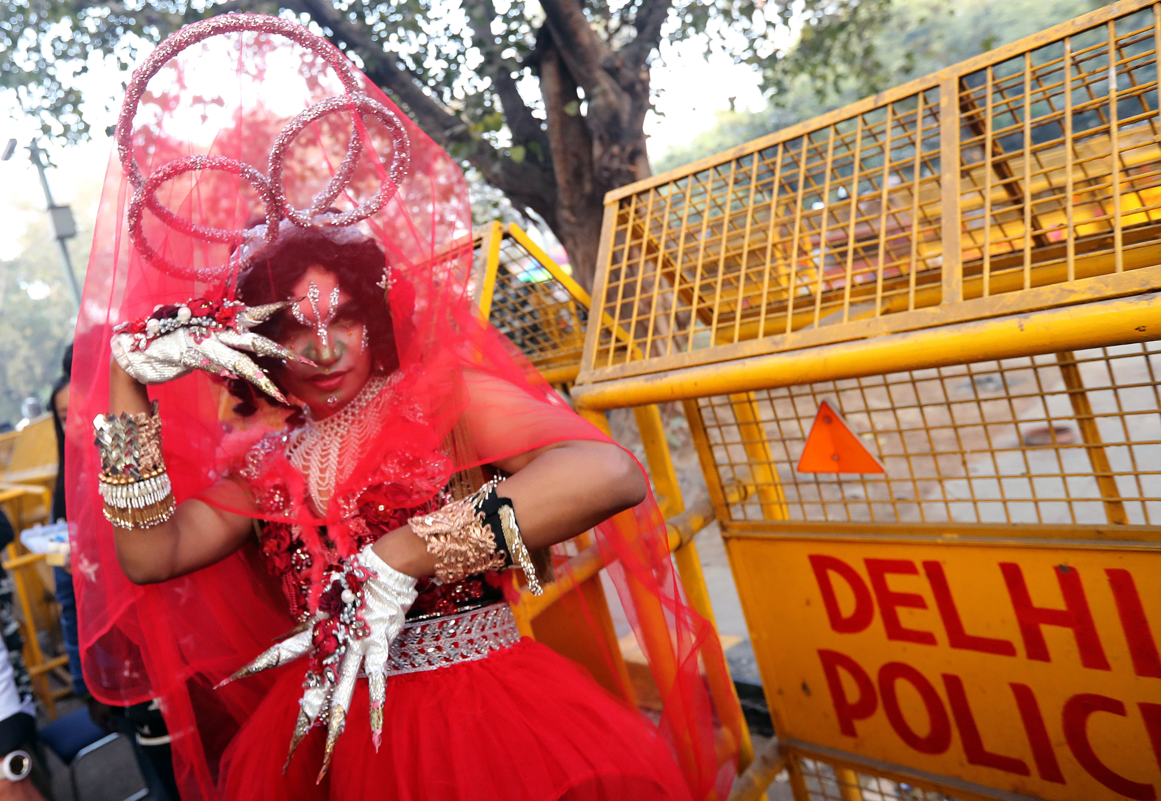 New Delhi (India), 08/01/2023.- A participant during the Delhi Queer Pride 2022-23 March organized by the LGBT community in New Delhi, India, 08 January 2023. Thousands of people in colorful outfits took to the streets to support LGBT community seeking support to end to discrimination against them. (Estados Unidos, Nueva Delhi) EFE/EPA/HARISH TYAGI