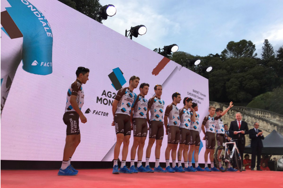 Equipo Ag2r expulsa a dos ciclistas de la Vuelta a España por agarrarse a un carro
