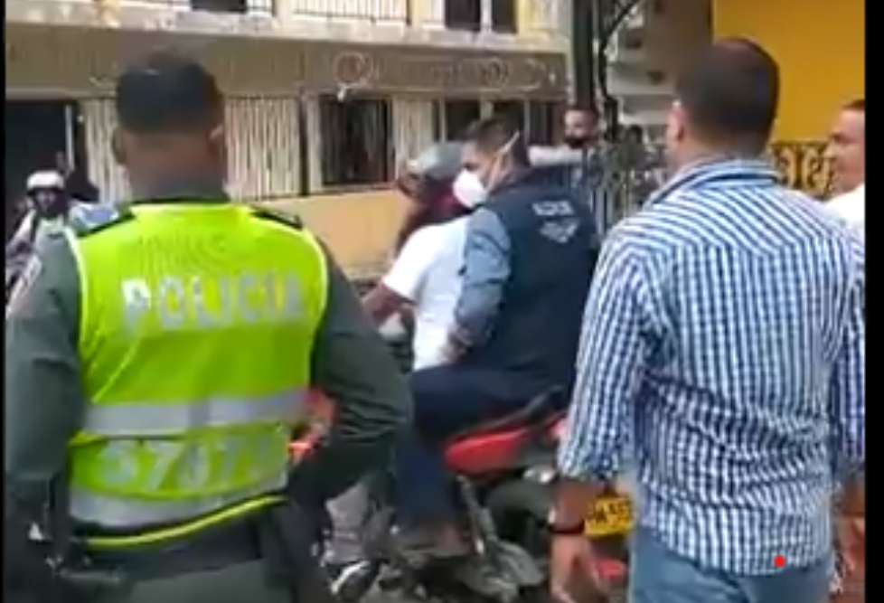 Alcalde de Cali pagará multa por ir en moto de parrillero y sin casco