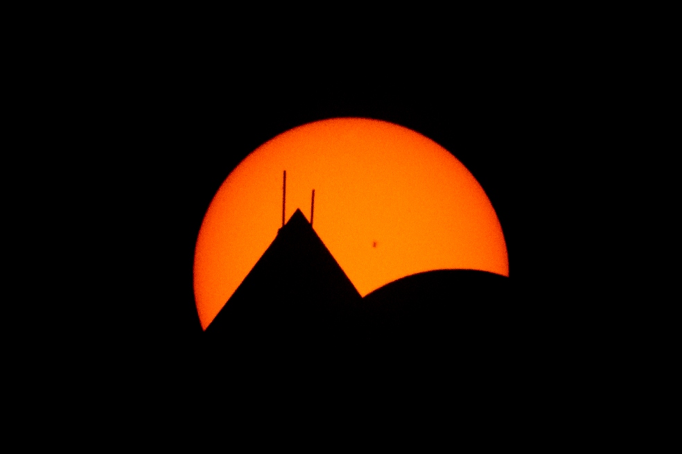 Entre los lugares emblemáticos donde fue visible el eclipse estuvo las Cataratas del Niágara, donde el espectáculo, según los asistentes, fue maravilloso.