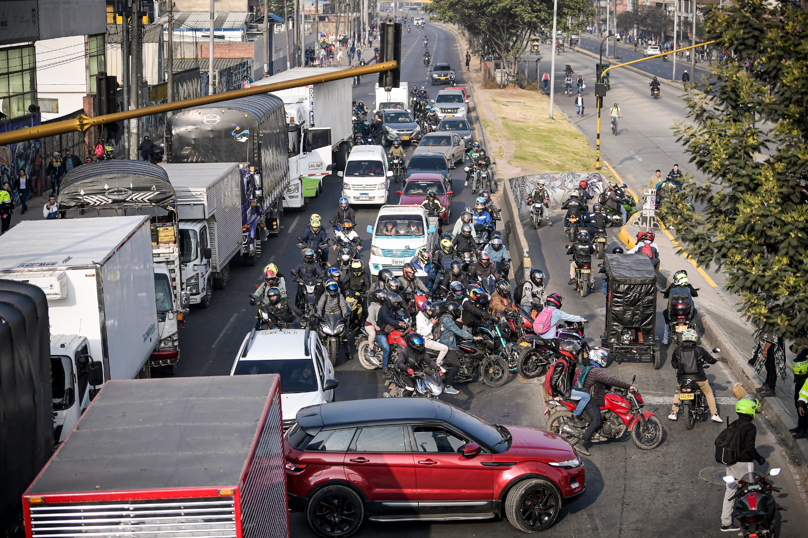 Antes de las 8:00 a.m. de este miércoles, Transmilenio anunció que, por la incidencia de los bloqueos, había afectación en 1.800 paraderos, hecho que derivó en complicaciones para más de 612.000 usuarios.