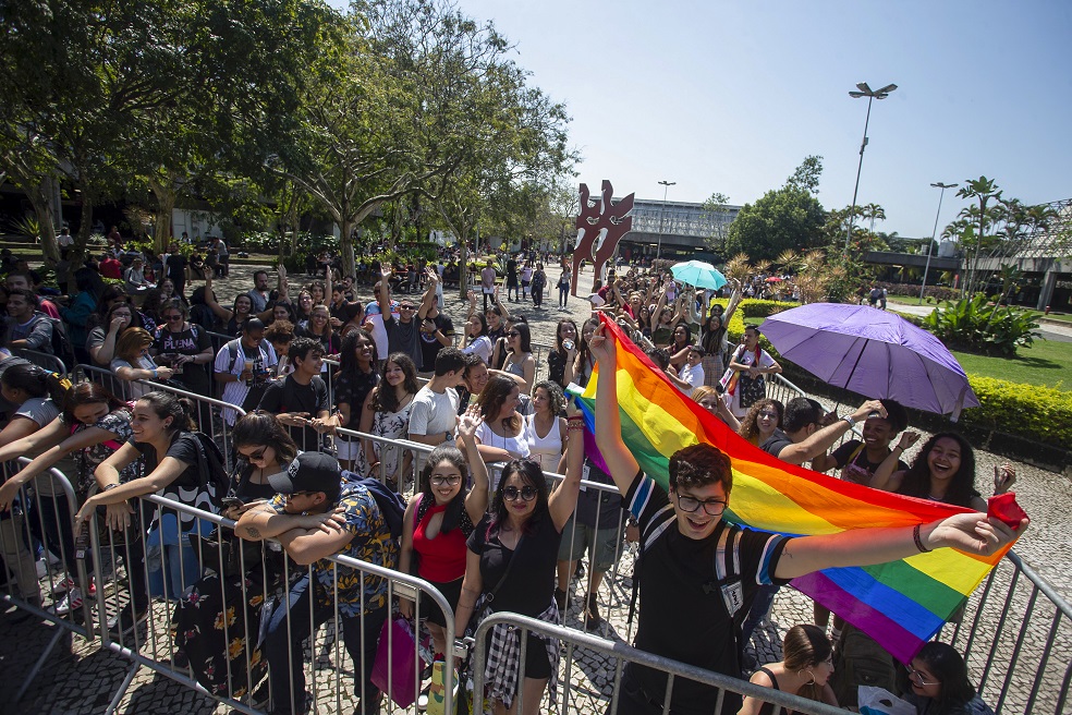 Cientos de brasileños protestaron en la Bienal de Sao Paulo contra la homofobia, la discriminación y la censura.AFPLa imagen del beso estaba presente este sábado en todos los quioscos del país, impresa en la portada del periódico Folha de S. Paulo, el de mayor circulación nacional. Pero por la tarde el presidente del Tribunal de Justicia de Rio de Janeiro (TJRJ) suspendió los efectos de la cautelar que había sido emitida la víspera, avalando las acciones de la Alcaldía.