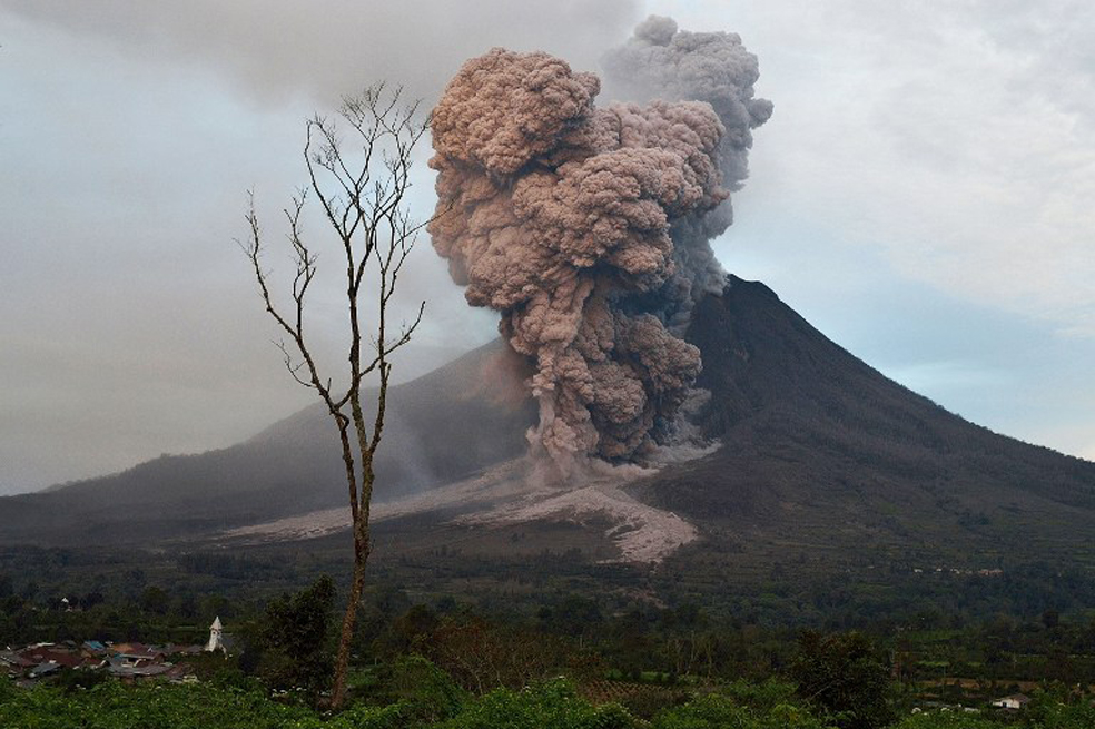 Erupción del volcán Sinabung en Indonesia