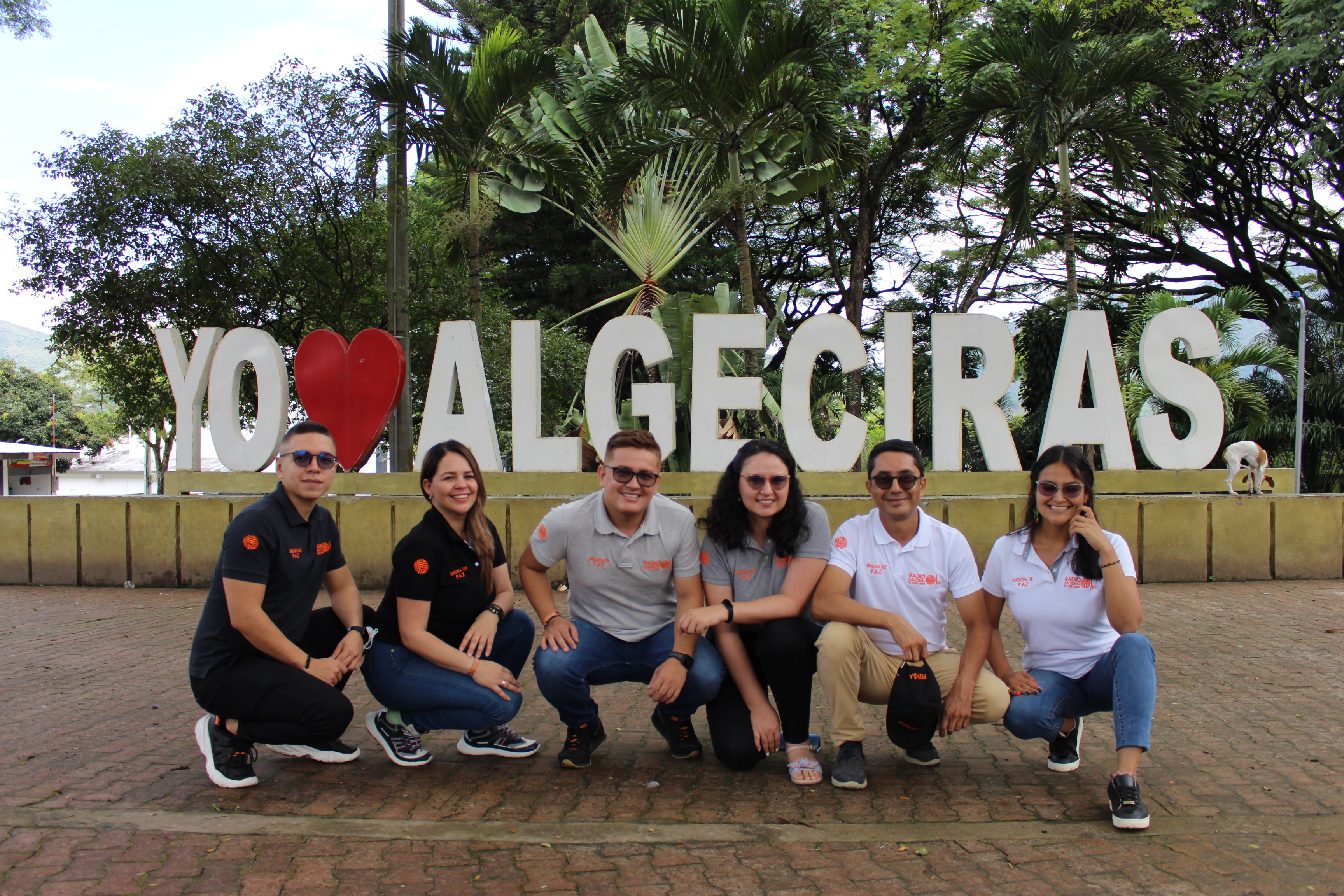 Los integrantes de la emisora de paz de Algeciras son John Rodríguez, Paola Sarabia, Heider Cortés, Yesenia Polania Pascuas, Germán Hernández y Paulina Yañez. Cortesía: Equipo Emisora de Paz Algeciras.