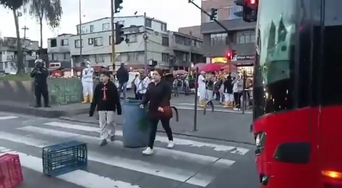 “Nos están cobrando vacunas”: comerciantes protestan y bloquean la Autopista Sur en Bogotá