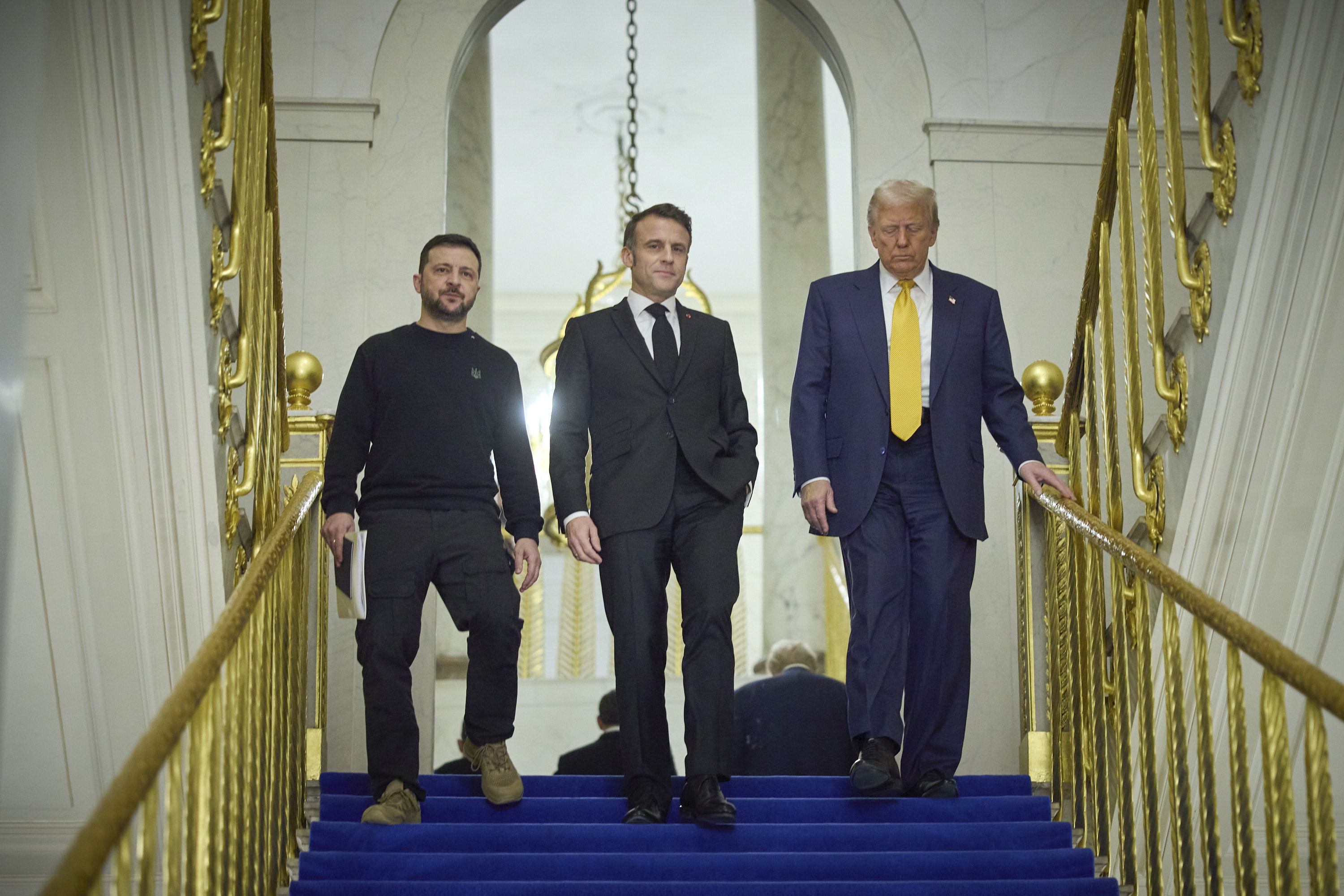 Paris (France), 07/12/2024.- A handout picture made available by the Presidential Press Service of Ukraine shows (L-R) Ukrainian President Volodymyr Zelensky, French President Emmanuel Macron, and US President-elect Donald Trump during their meeting at the Elysee Palace, as part of ceremonies marking the reopening of the Notre Dame de Paris Cathedral, in Paris, France, 07 December 2024. The Notre Dame de Paris Cathedral reopens on 07 December after nearly six years of renovation work following its destruction by a fire on 15 April 2019. (Zelenski, Francia, Ucrania) EFE/EPA/Presidential Press Service of Ukraine HANDOUT HANDOUT EDITORIAL USE ONLY/NO SALES