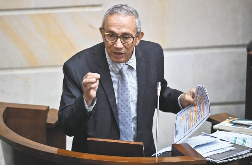 El activismo político de Darío Acevedo, director del Centro de Memoria Histórica, a favor de Uribe