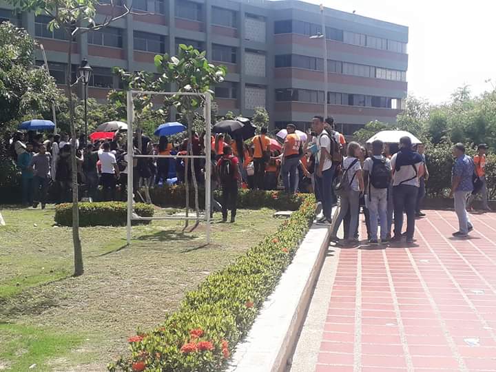"Sin violencia" decían a una sola voz los universitarios que querían votar.Cortesía