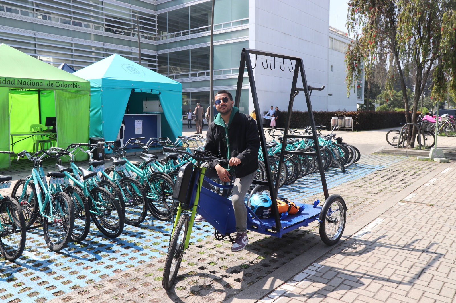 Prototipo de bicicleta futurista con capacidad de carga.