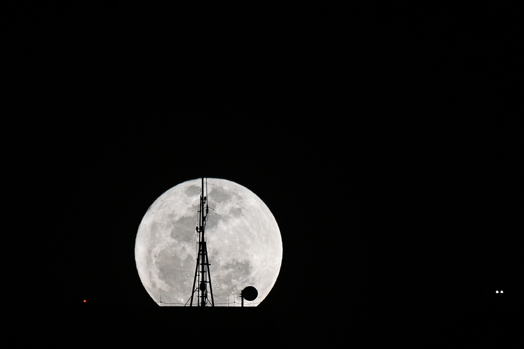 AME7253. BRASILÍA (BRASIL), 01/08/2023.- Fotografía que muestra hoy la primera superluna de Esturión en el cielo de Brasília (Brasil). Se le conoce como "Luna de Esturión", por la época del año en que este pez gigante abunda en la región de los grandes lagos, en la frontera entre Estados Unidos y Canadá. EFE/ Andre Borges