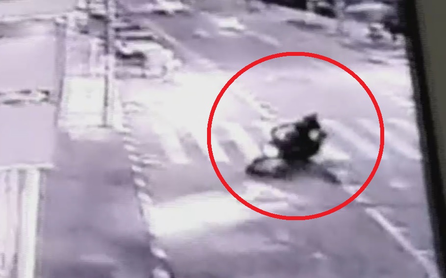 Motociclista intentó robarse a niño de un año de los brazos de su madre en Bogotá