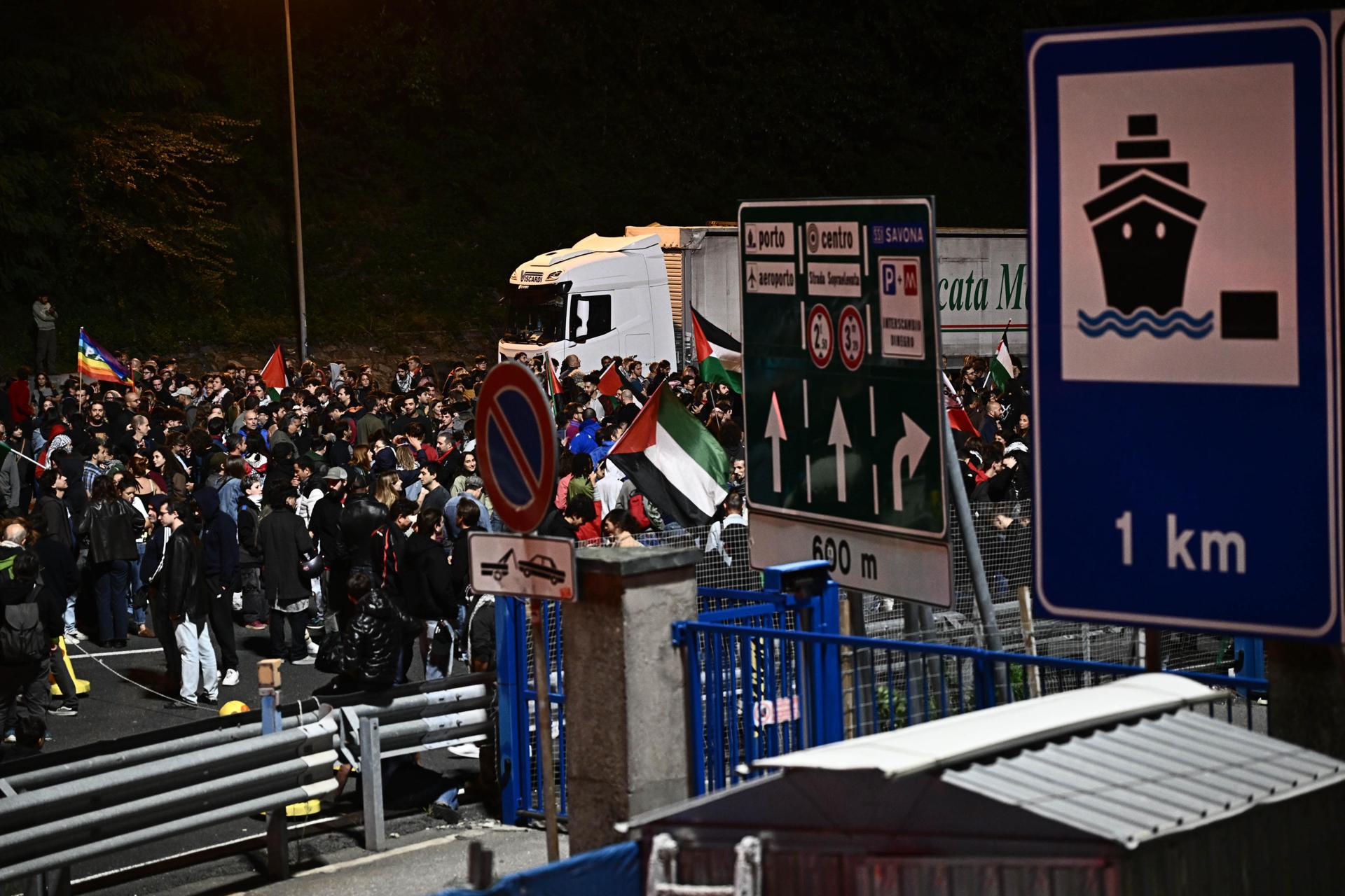 GENOA (Italy), 01/10/2025.- Pro-Flotilla and pro-Palestinian protesters head towards the toll booth of the A7 motorway Genoa Ovest, after blocking two entrances to the port of Genoa as they take part in a protest in support of the Palestinian people and the Global Sumud Flotilla (GSF) after the Israeli navy bagan to intercept boats from the GSF, in Genoa, Italy, 01 October 2025. The Global Sumud Flotilla, an international maritime initiative that began sailing in August 2025 en route to the Gaza Strip, aims to break the Israeli blockade and deliver humanitarian aid to Gaza. (Protestas, Italia, Génova) EFE/EPA/LUCA ZENNARO