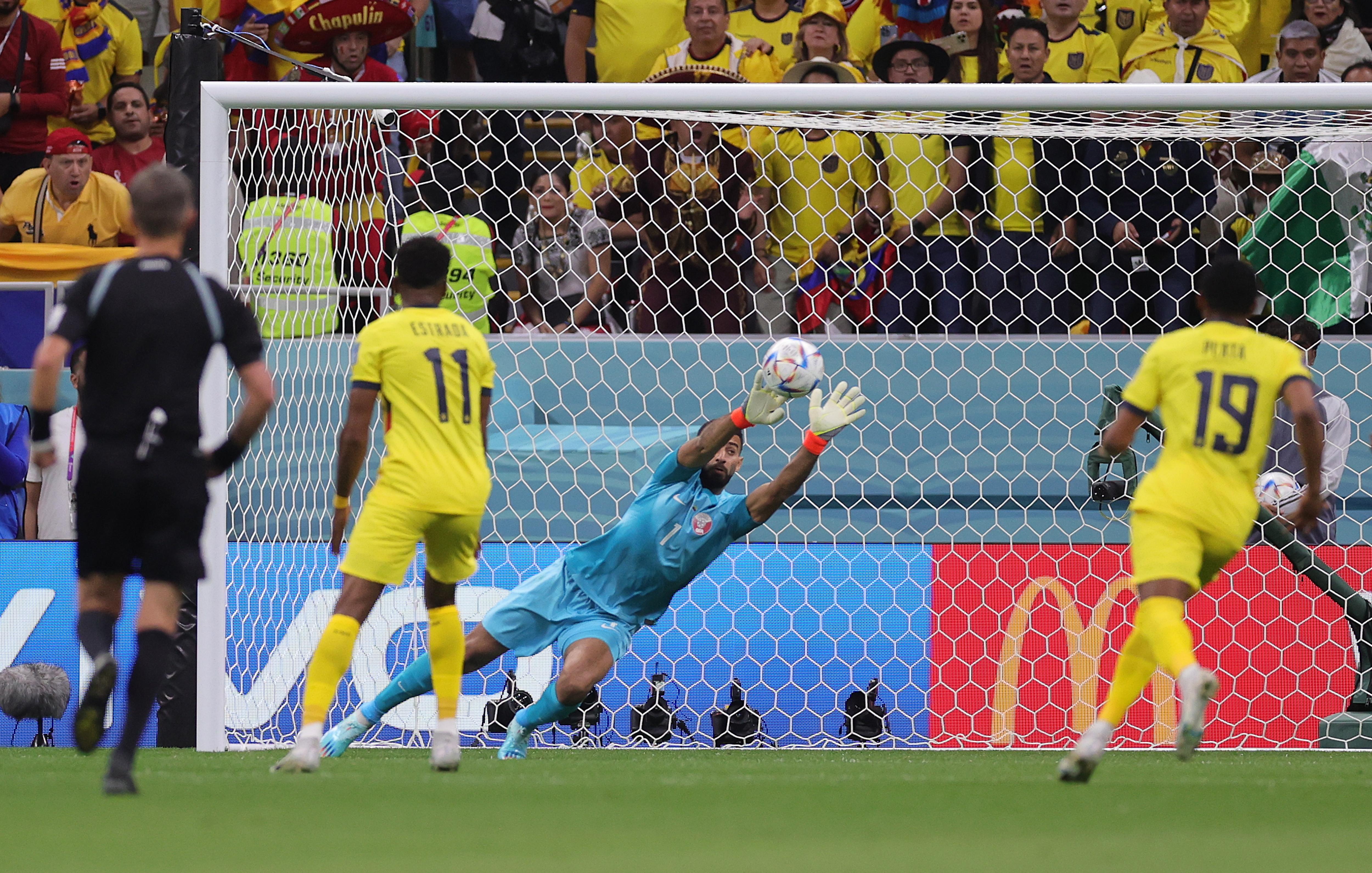 Al Khor (Qatar), 20/11/2022.- Goalkeeper Saad Alsheeb of Qatar (C) makes a save during the FIFA World Cup 2022 group A Opening Match between Qatar and Ecuador at Al Bayt Stadium in Al Khor, Qatar, 20 November 2022. (Mundial de Fútbol, Catar) EFE/EPA/Friedemann Vogel
