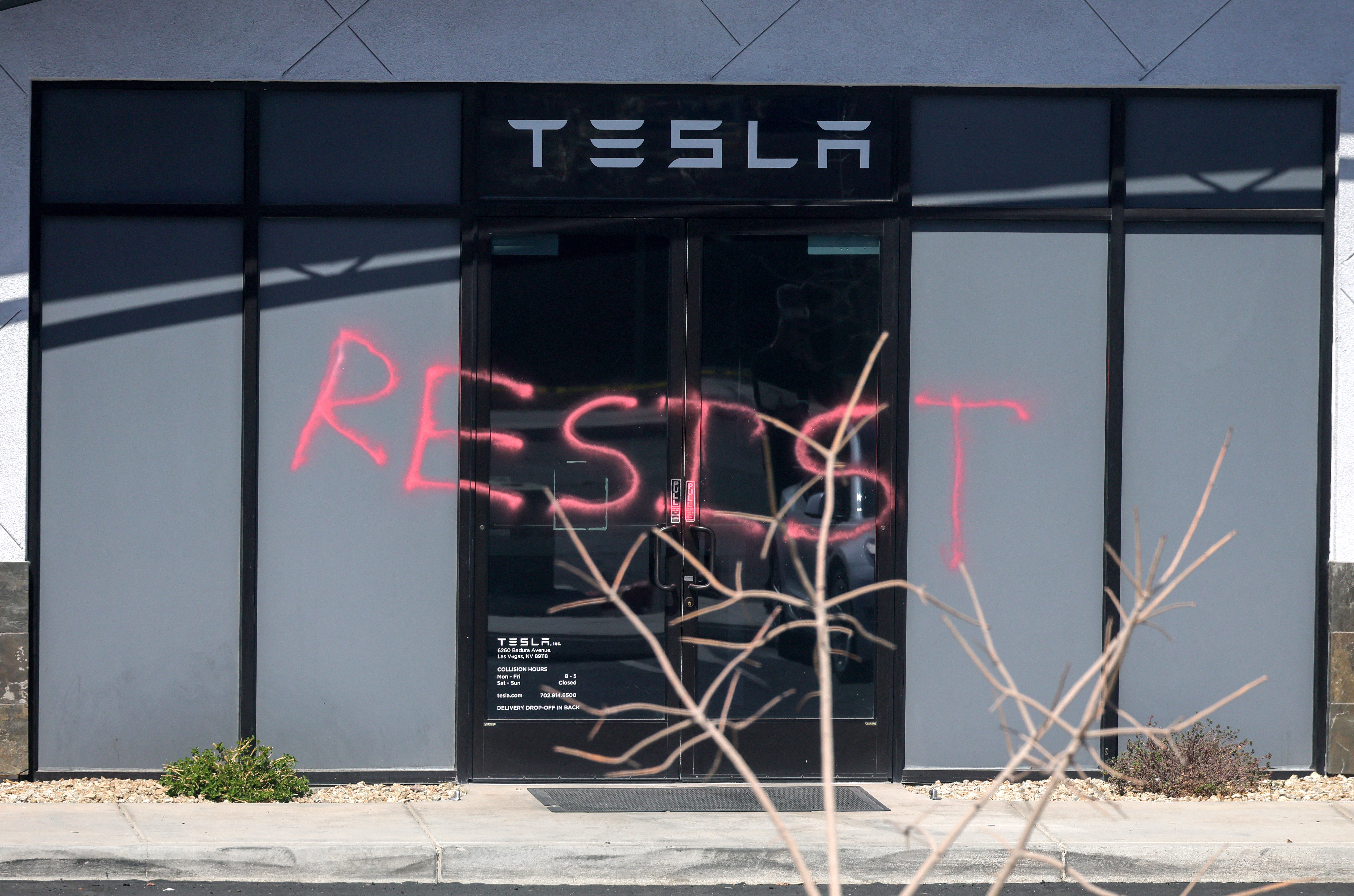 Acusado el hombre que prendió fuego y disparó contra cinco carros Tesla en EE. UU.
