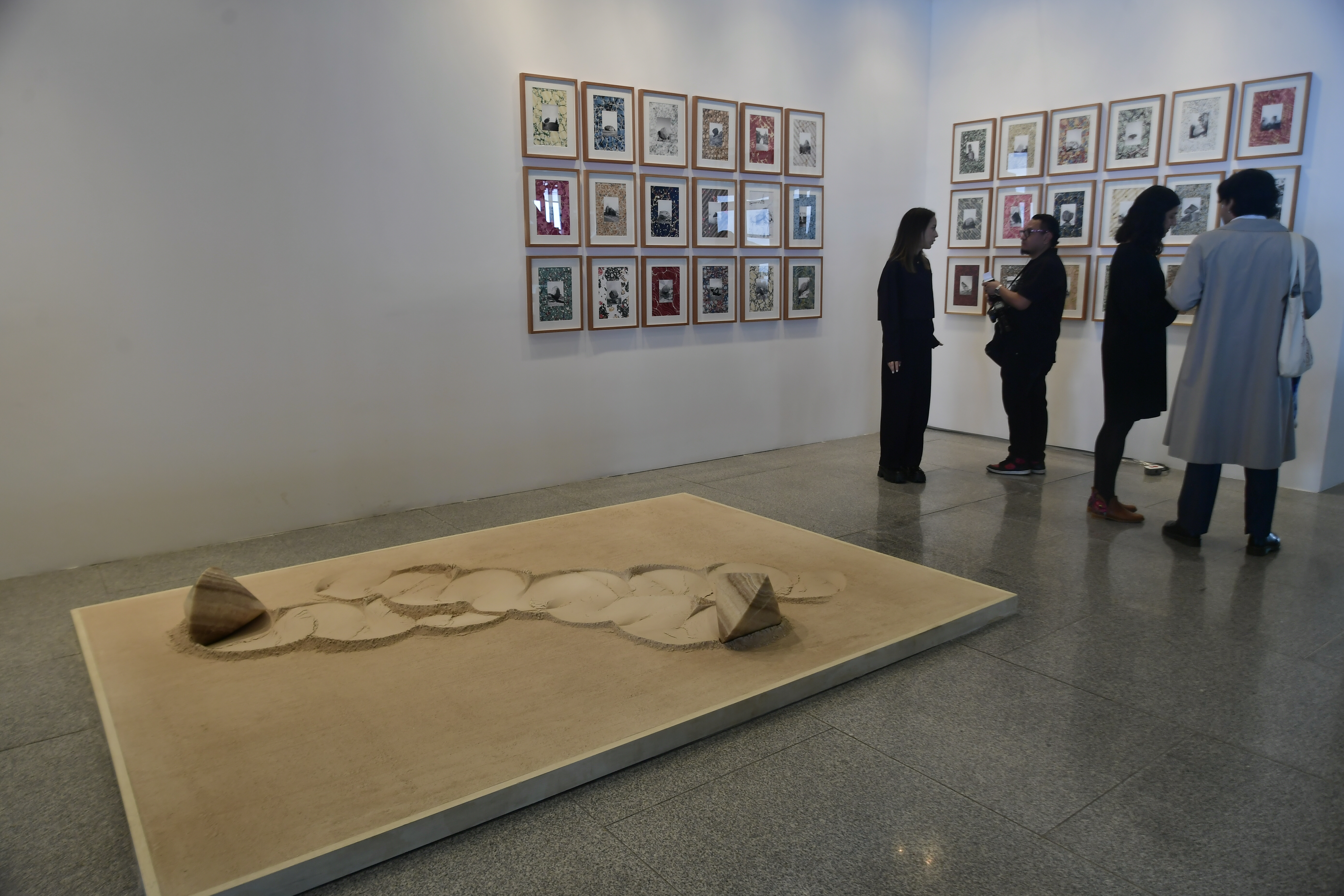 Exposición de obras de arte y asistentes a esta feria.