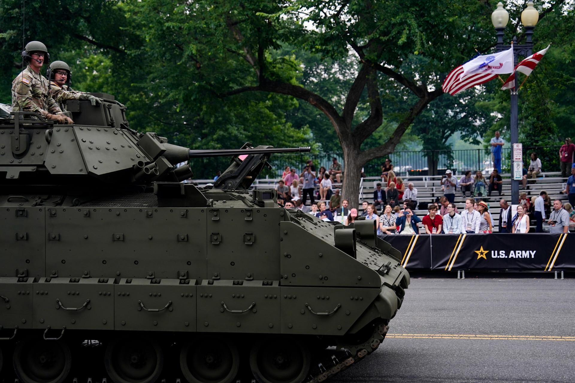 WASHINGTON (United States), 15/06/2025.- A tank on the parade poute during the US Army's 250th Anniversary Parade in Washington, DC, USA, 14 June 2025. The parade, which happens to coincide with US President Donald Trump’s 79th birthday, is expected to cost up to $45 million and feature 6,600 soldiers, 50 helicopters and 60-ton M1 Abrams battle tanks. EFE/EPA/KENT NISHIMURA / POOL