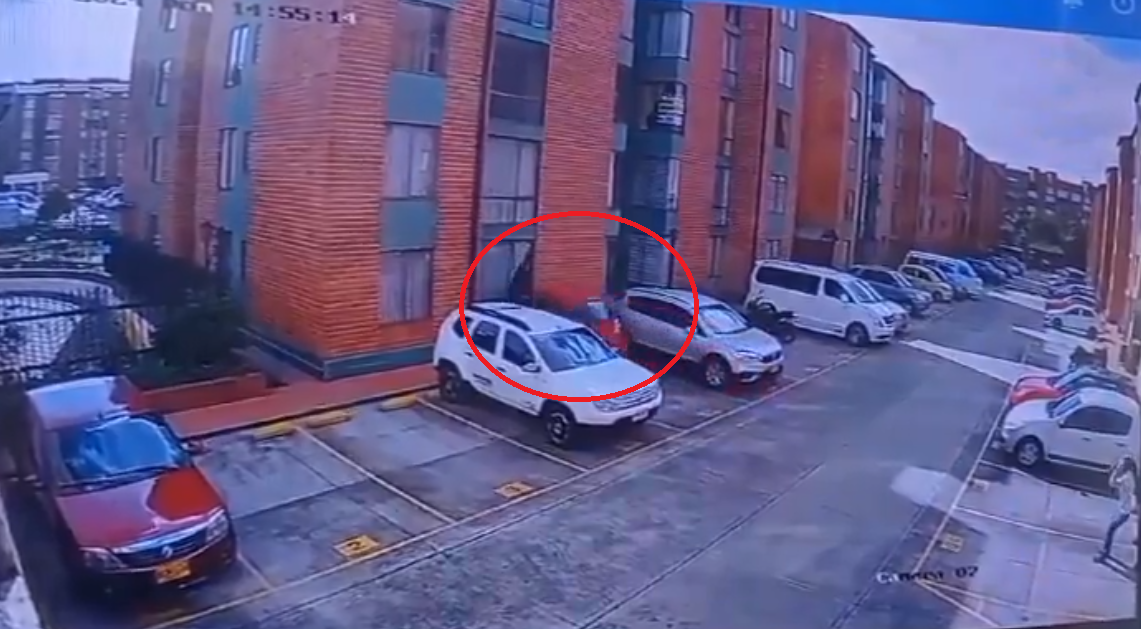 Automóvil se estrelló contra un apartamento en conjunto residencial de Bogotá