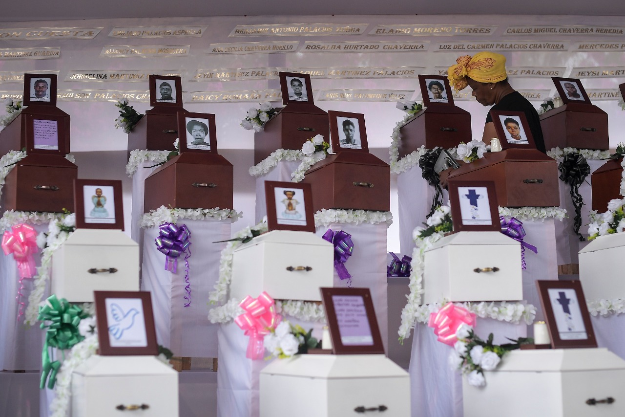 Pie de foto: La comunidad de Bojayá pidió 99 féretros, aunque solo 72 cuerpos se han podido identificar plenamente y entregar a sus seres queridos.