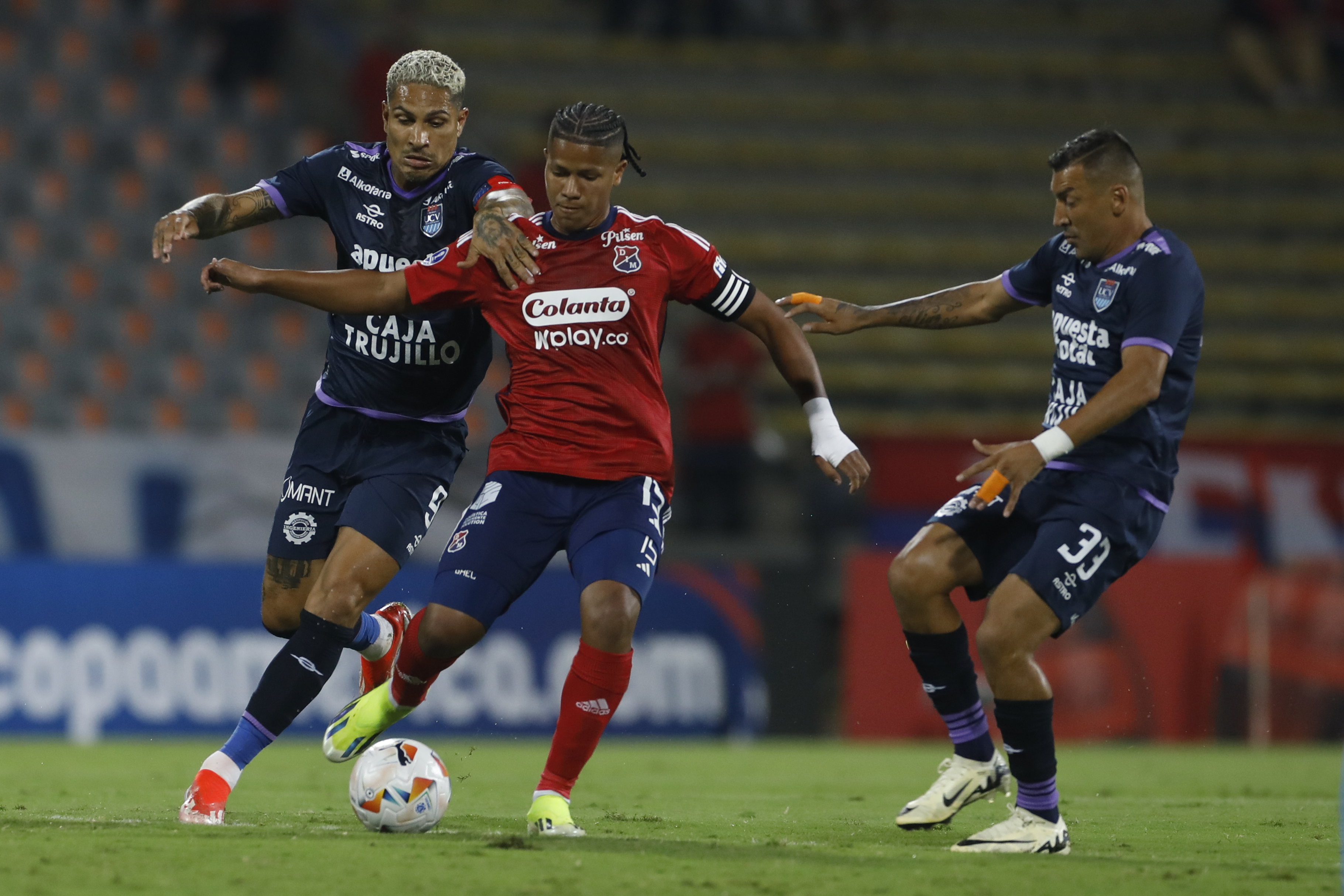 AMDEP9715. MEDELLÍN (COLOMBIA), 10/04/2024.- Jaime Alvarado (i) de Medellín disputa el balón con Paolo Guerrero (i) de César Vallejo este miércoles, en un partido de la fase de grupos de la Copa Sudamericana entre Independiente Medellín DIM y U. César Vallejo en el estadio Atanasio Girardot en Medellín (Colombia). EFE/ Luis Eduardo Noriega