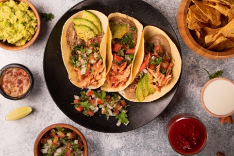 Receta: así se preparan los tacos de pollo en salsa de fríjol