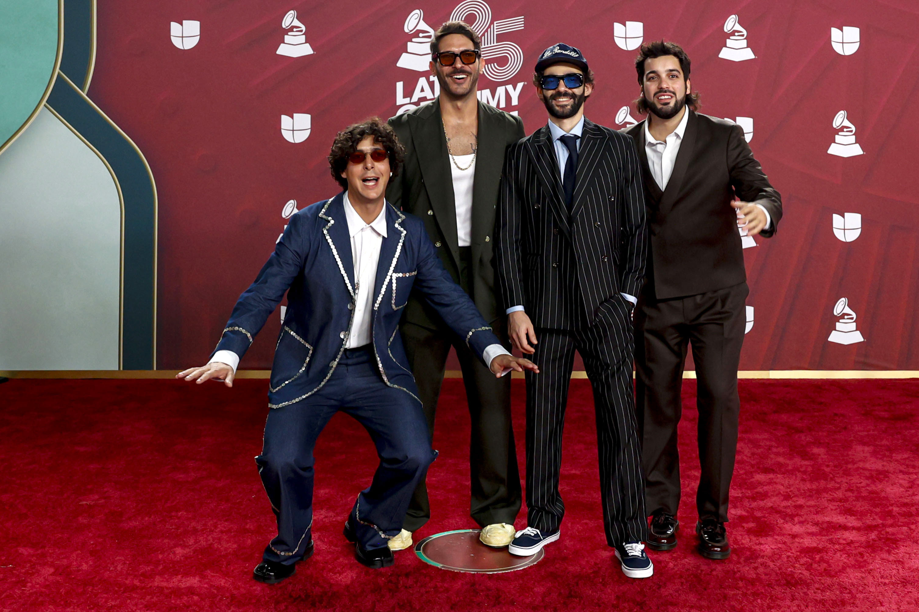 USA8974. MIAMI (ESTADOS UNIDOS), 14/11/2024.- Los integrantes de la banda venezolana Rawayana, posan en la alfombra roja de la 25 entrega anual de los Premios Latin Grammy, este jueves, en el Kaseya Center de Miami, Florida (Estados Unidos). EFE/ Eva Marie Uzcátegui