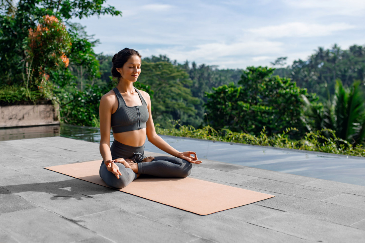 Ubud, yoga en la isla de los dioses

Aunque el yoga no forma parte de la tradición y cultura balinesa, la armonía que desprenden las gentes de esta isla de Indonesia en conjunción con la naturaleza crea una atmósfera zen perfecta para la práctica de esta disciplina.

En concreto, en Ubud es posible encontrar un lugar particularmente mágico a pesar de ser un destino muy turístico desde hace años. ¿Serán las fascinantes ceremonias que celebran los lugareños? ¿O las esencias aromáticas de las varitas de incienso? Quizá sea el impresionante entorno natural lleno de arrozales y volcanes. Sea por lo que sea, esta localidad está llena de estudios y escuelas de yoga donde aprender las mejores posturas para relajar cuerpo y mente.