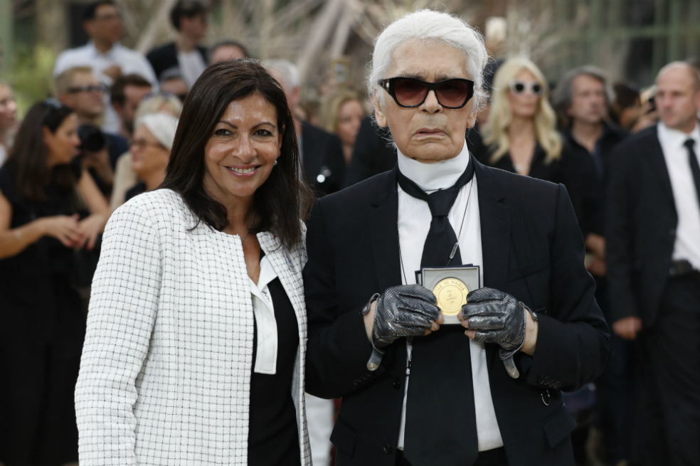 Alcaldesa de París condecoró al reconocido diseñador Karl Lagerfeld