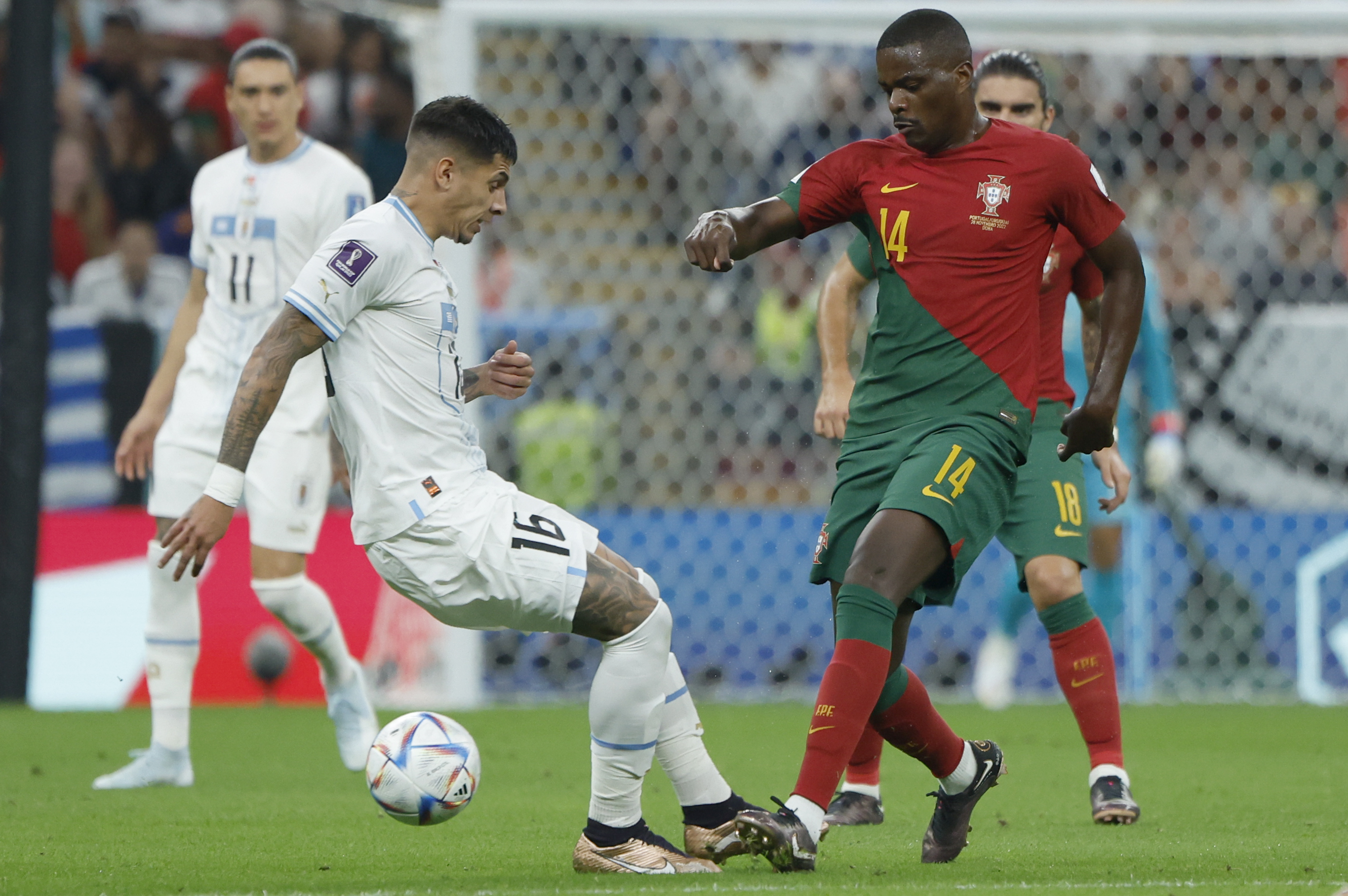 GR1280. LUSAIL (CATAR), 28/11/2022.- William Carv William Carvalho (d) de Portugal disputa un balón con Mathías Olivera de Uruguay hoy, en un partido de la fase de grupos del Mundial de Fútbol Qatar 2022 entre Portugal y Uruguay en el estadio Lusail en la ciudad de Lusail, (Catar). EFE/ JuanJo Martín