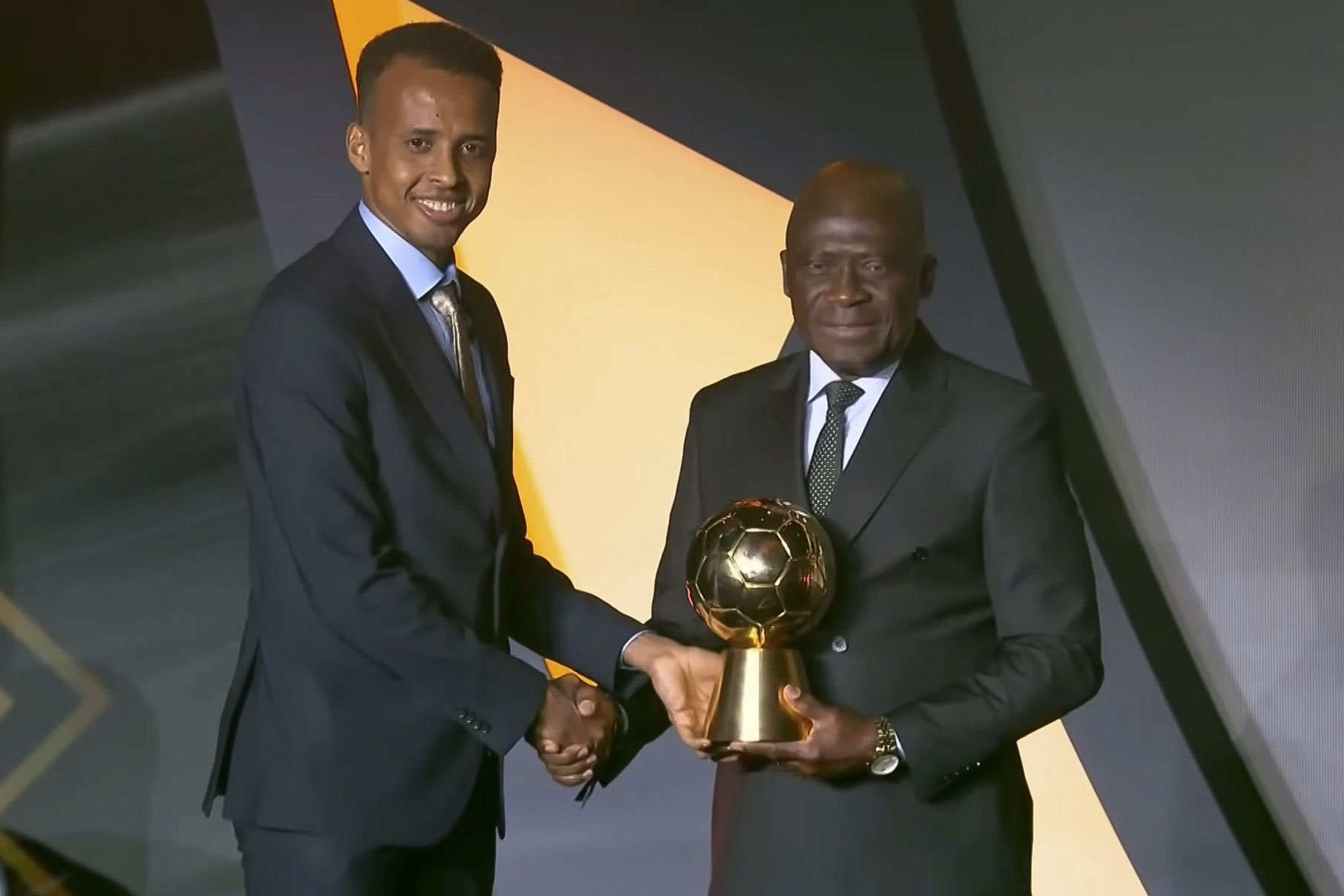 LOS ÁNGELES, 09/06/2026.- Imagen del árbitro somalí Omar Abdulkadir Artan (i) cuando recogió el premio al árbitro masculino del año 2025 por la Confederación Africana de Fútbol (CAF). Las autoridades federales de inmigración prohibieron la entrada a Estados Unidos a un arbitro de fútbol procedente de Somalia que iba a participar en el la Copa Mundial, que comienza este semana. El Servicio de Aduanas y Protección Fronteriza (CBP, en ingles) indicó en un comunicado recogido este lunes por ABC News que su entrada fue denegada, alegando "preocupaciones en la verificación de antecedentes". Omar Artan fue "declarado inadmisible debido a problemas en el proceso de verificación de antecedentes y se le denegó la entrada", agregó un portavoz del organismo, sin ofrecer más detalles. EFE/Captura de vídeo de la CAF - SOLO USO EDITORIAL/SOLO DISPONIBLE PARA ILUSTRAR LA NOTICIA QUE ACOMPAÑA (CRÉDITO OBLIGATORIO) -