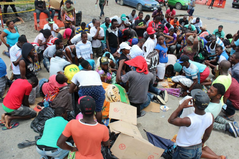 La policía evacúa un campamento con más de 2.500 migrantes en París